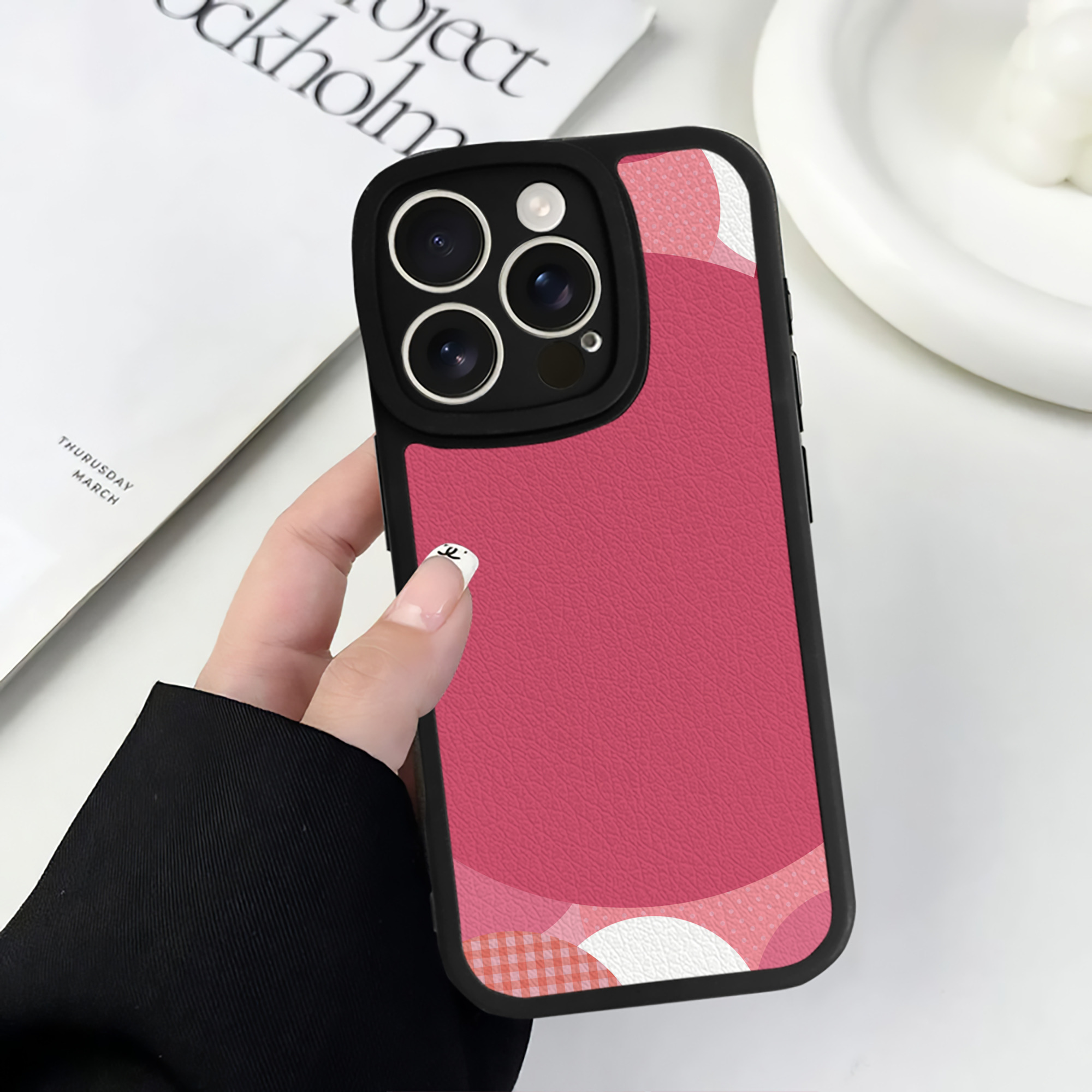 （画像用） Hello Kitty ハローキティ 【iPhone 16シリーズ対応】シリコンスマホケース（レザー調） 材質：シリコン